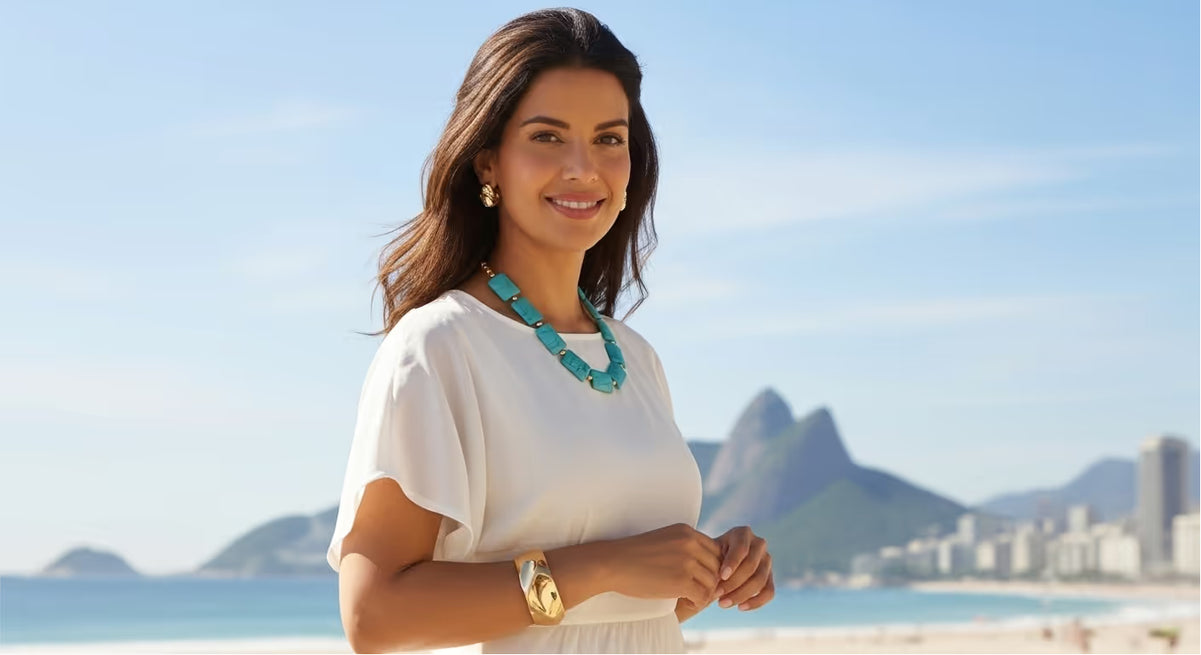 Colar Riocapria de pedras naturais turquesa folheado a ouro 18k